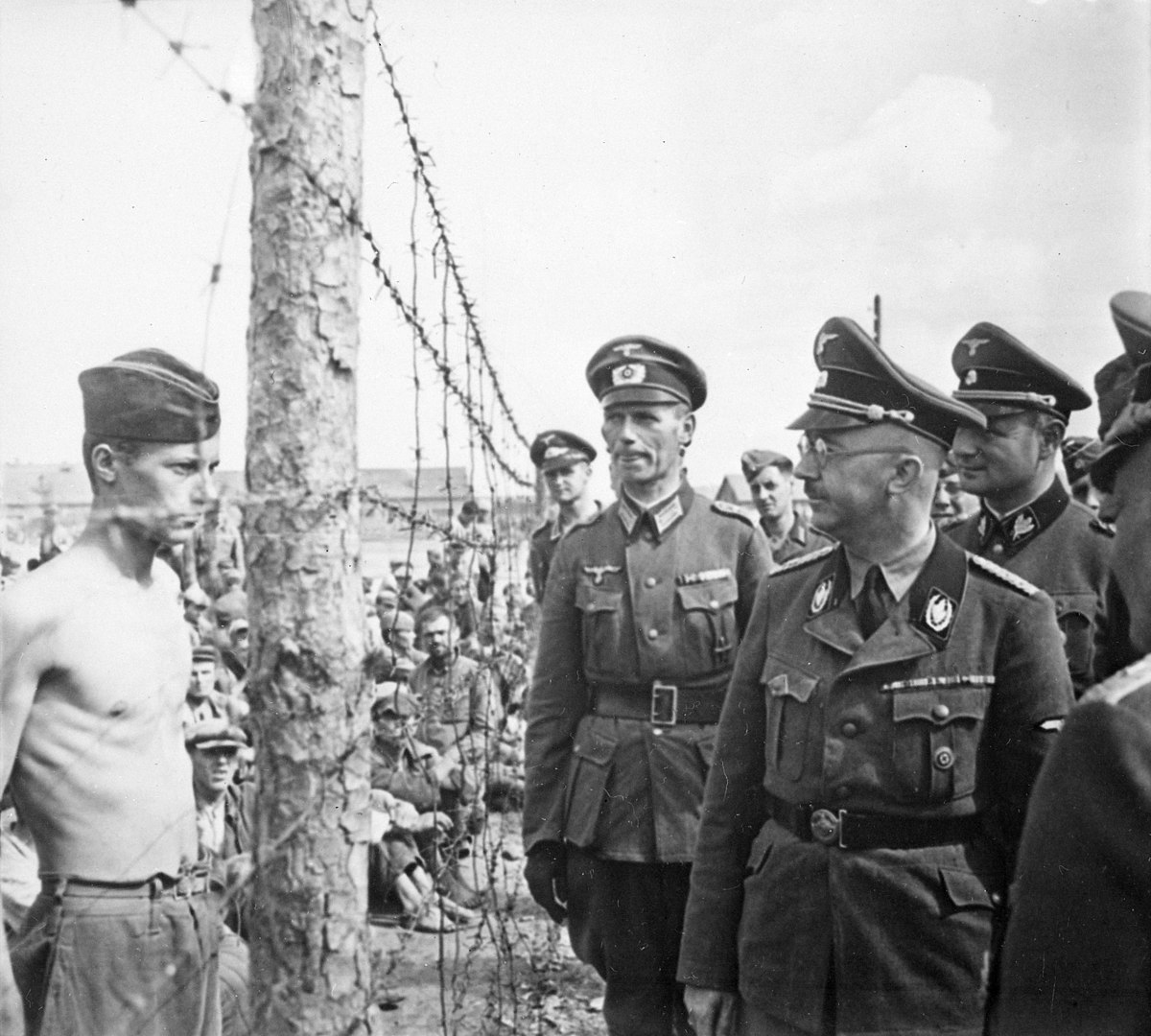 1200px-Himmler_besichtigt_die_Gefangenen